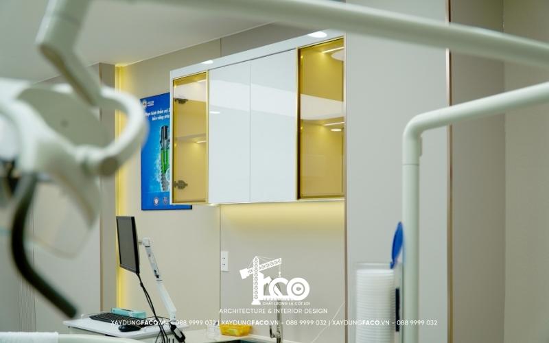Hệ tủ áp tường được Faco thi công tối ưu diện tích cho phòng khám