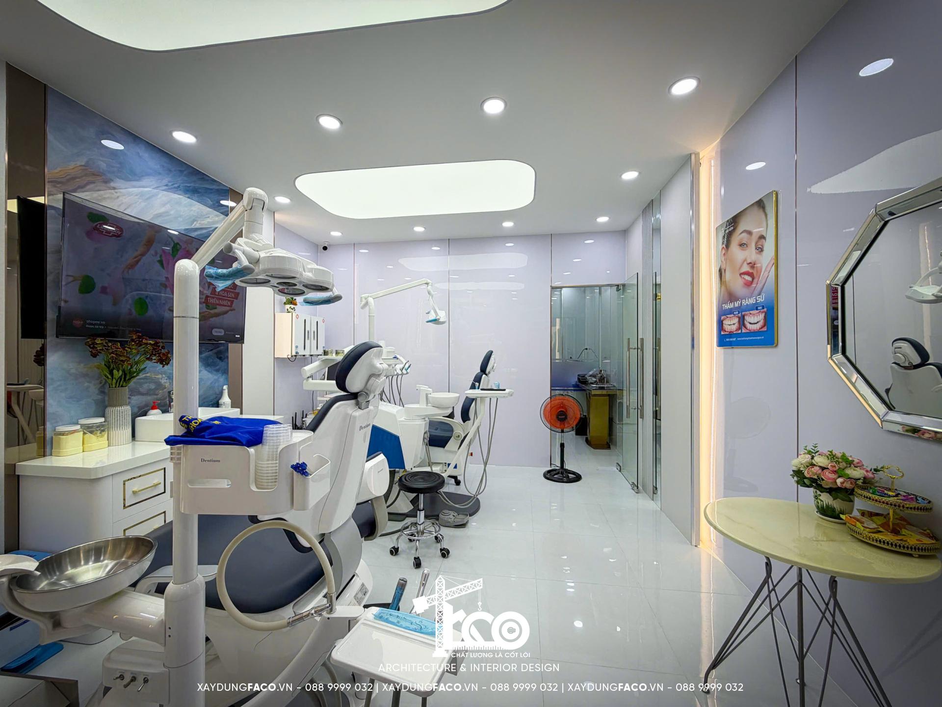 Thiết kế nội thất văn phòng nha khoa khoa học, chuẩn vận hành 2026 Phòng điều trị nhiều ghế trong thiết kế nội thất Nha Khoa Nụ Cười Sài Gòn